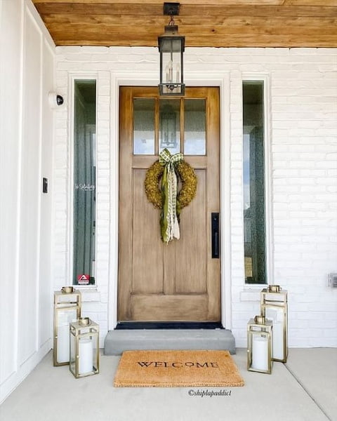 Charming And Seasonal Lantern Decor For Curb Appeal On A White Farmhouse Home decor with lanterns