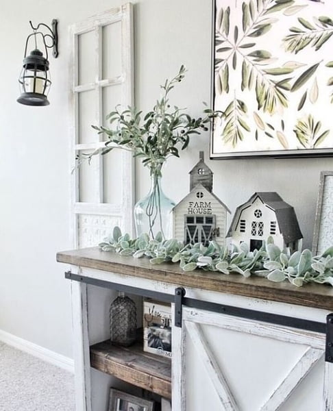 Rustic And Vintage Lantern Decorating Idea For Farmhouse Living Room decor with lanterns