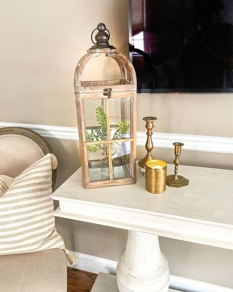 Lantern-based Vintage-style Console Table Decor With A Touch Of Elegance decor with lanterns