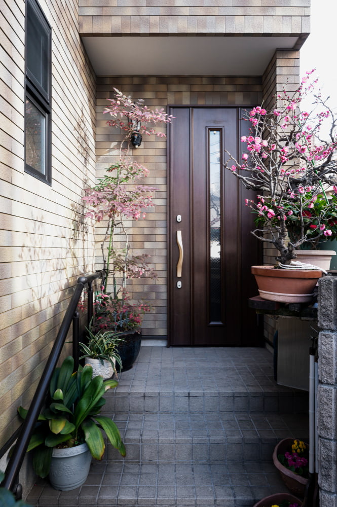 Incorporating Planters for a Beautiful Entryway