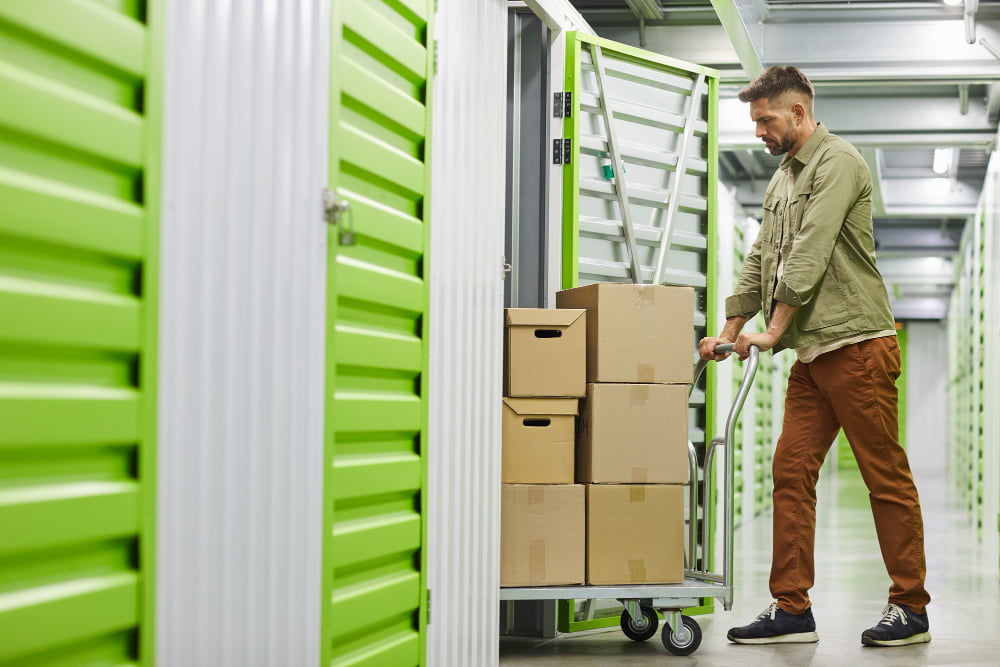 Pros and Cons of Using Self-storage 